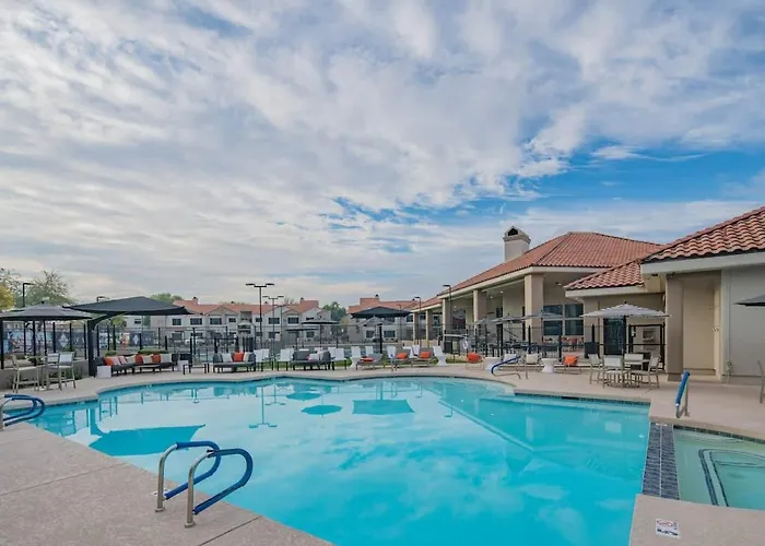 Apartment Neat King Bed Golf Pickleball Pool Hot Tub Parking