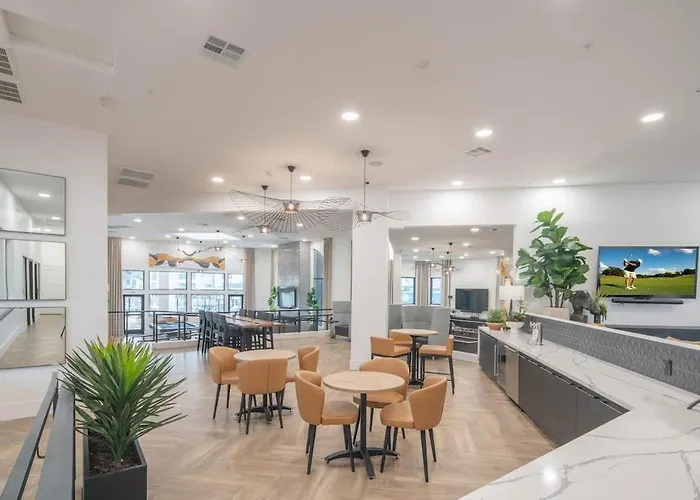 Apartment Neat King Bed Golf Pickleball Pool Hot Tub Parking