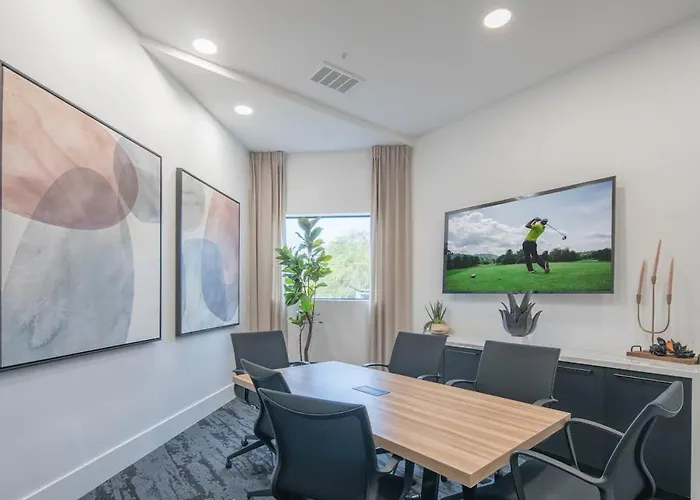 Apartment Neat King Bed Golf Pickleball Pool Hot Tub Parking