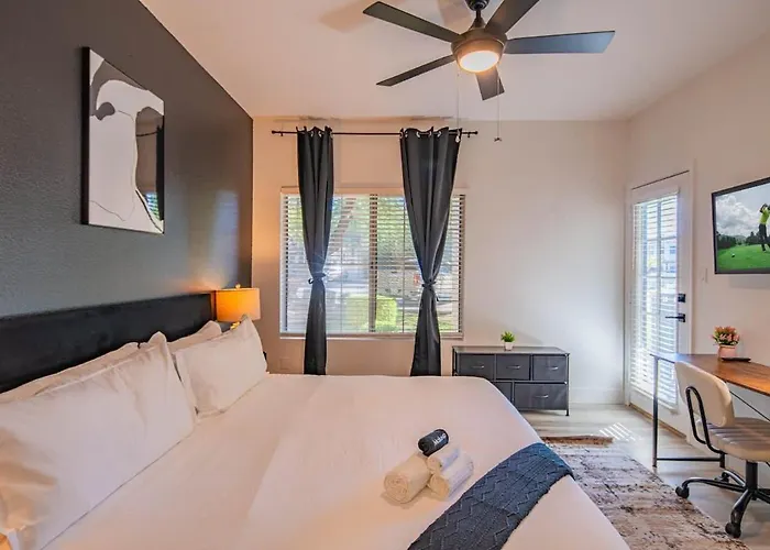 Neat King Bed Golf Pickleball Pool Hot Tub Parking Apartment Scottsdale
