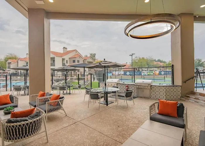 Neat King Bed Golf Pickleball Pool Hot Tub Parking Scottsdale