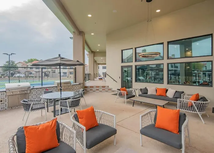 Apartment Neat King Bed Golf Pickleball Pool Hot Tub Parking