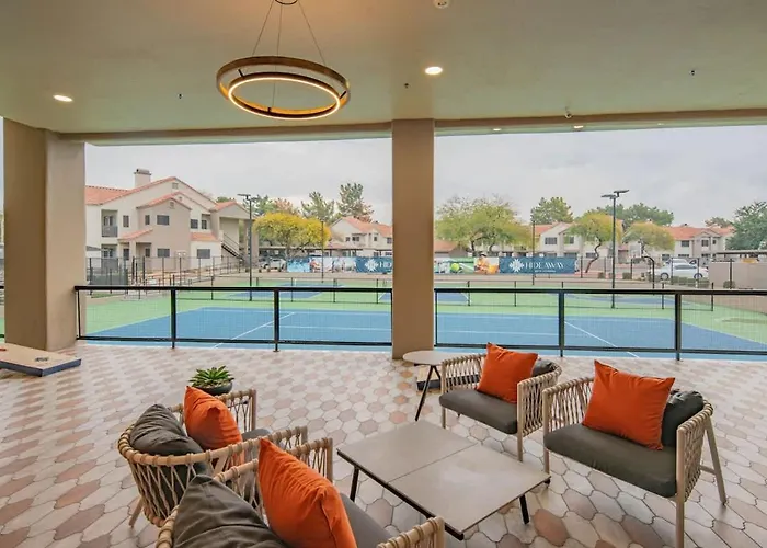 Neat King Bed Golf Pickleball Pool Hot Tub Parking Apartment Scottsdale