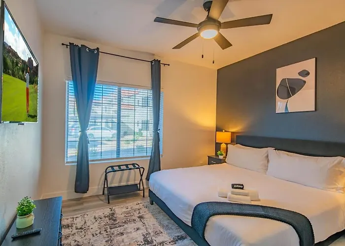 Neat King Bed Golf Pickleball Pool Hot Tub Parking Apartment Scottsdale