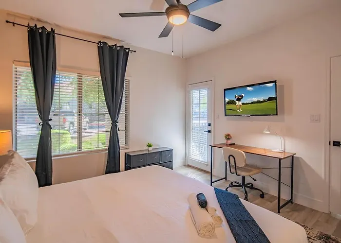 Neat King Bed Golf Pickleball Pool Hot Tub Parking *