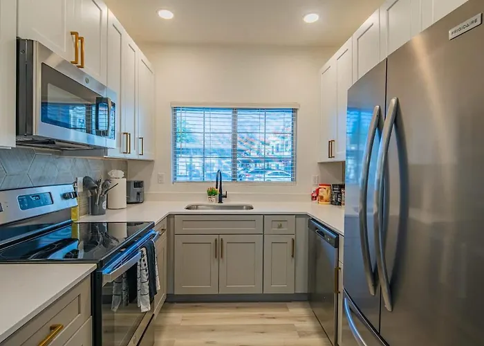 Apartment Neat King Bed Golf Pickleball Pool Hot Tub Parking *