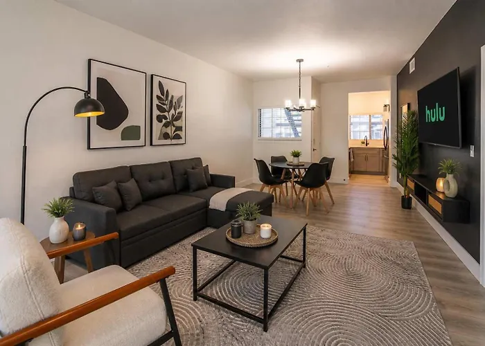 Apartment Neat King Bed Golf Pickleball Pool Hot Tub Parking